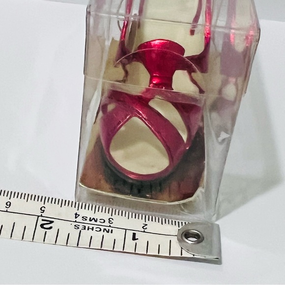 Metropolitan Museum of Art New York red shoe decor in sealed box. - Picture 13 of 14